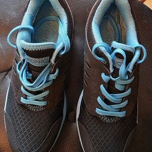 Vionic sneakers women size 5 never worn